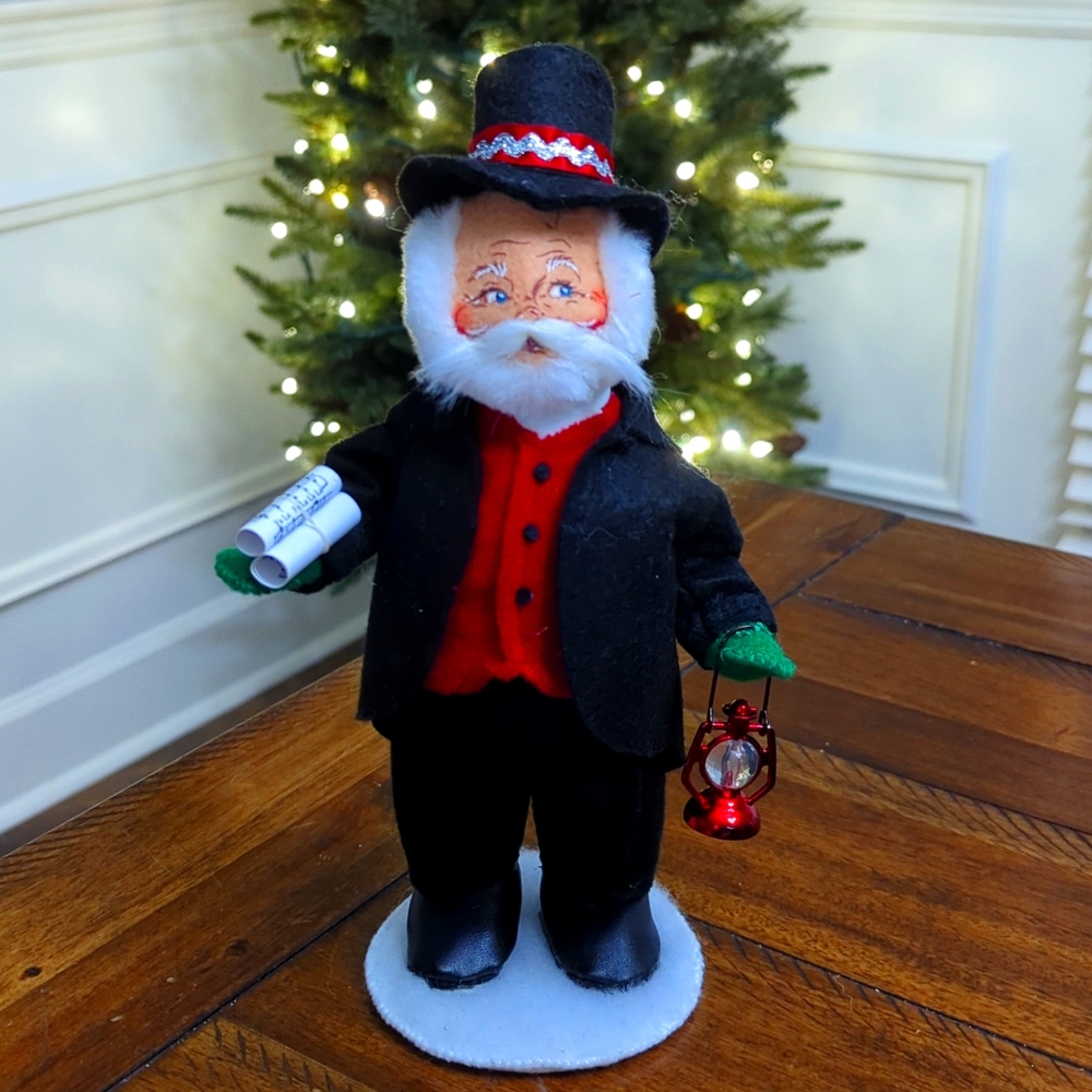 Annalee 2014 9" Caroller Man Figure 650014